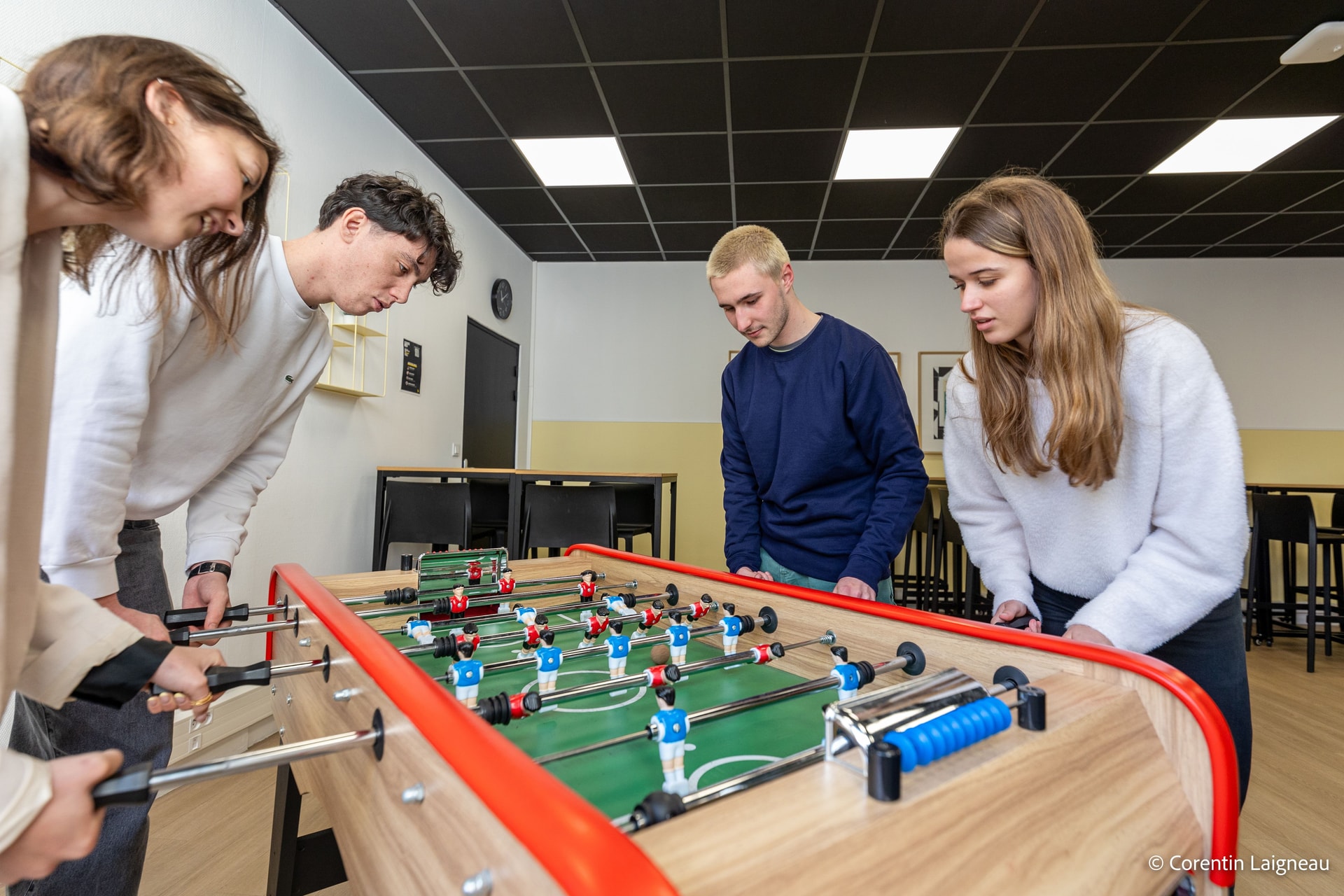 Étudiants jouant au Babyfoot ESD