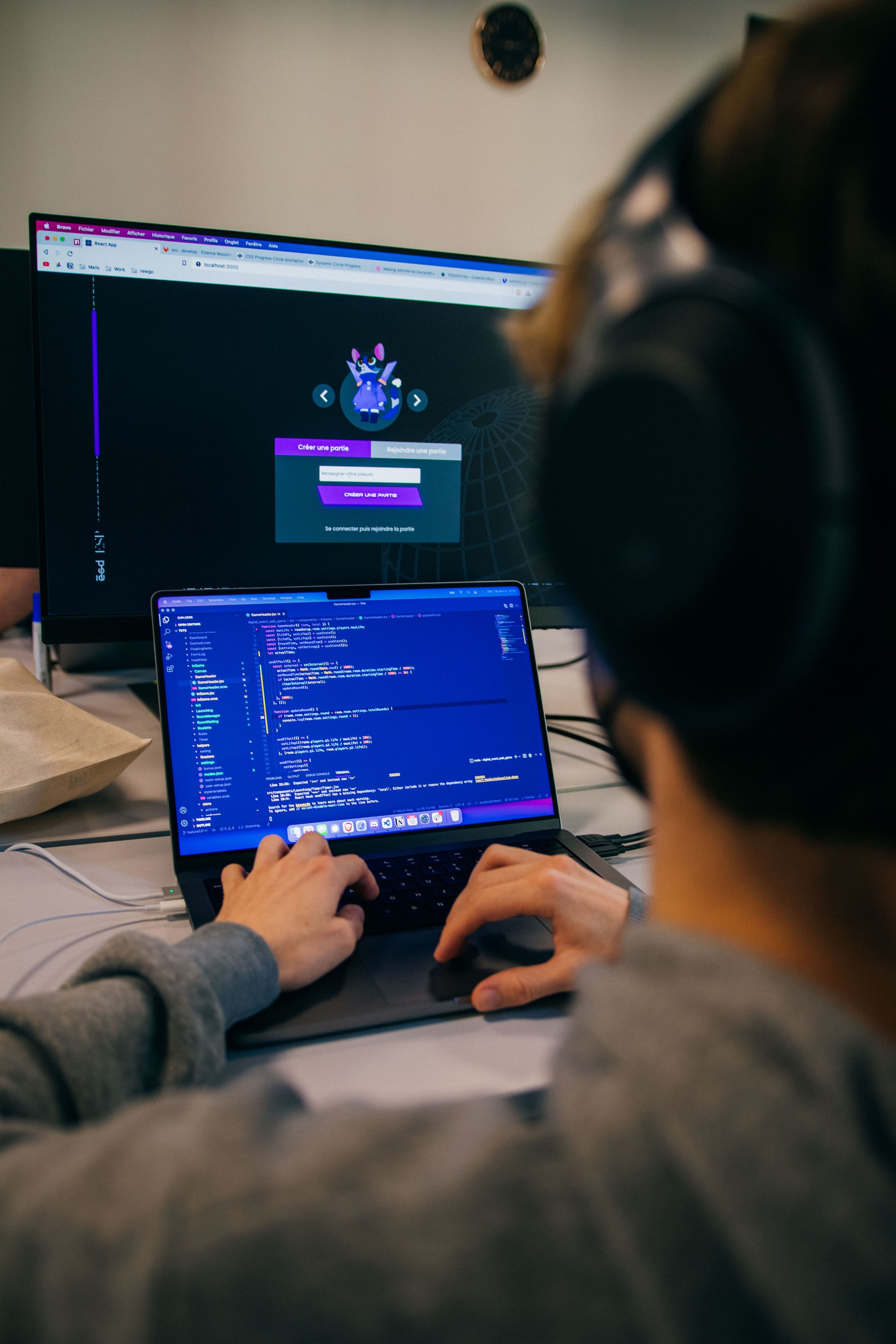 Étudiant travaillant sur le développement web