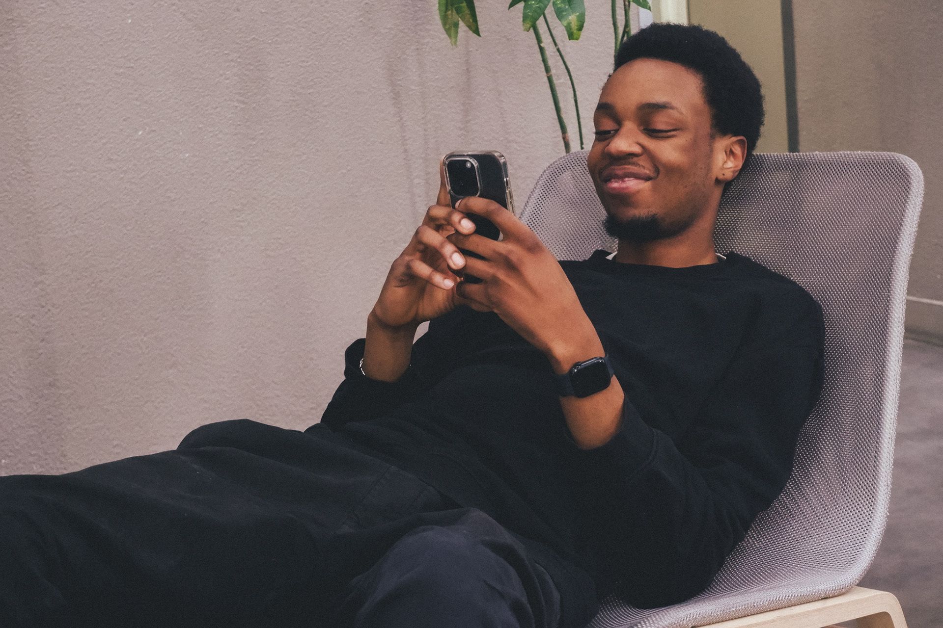 Étudiant utilisant un téléphone portable, image lifestyle campus