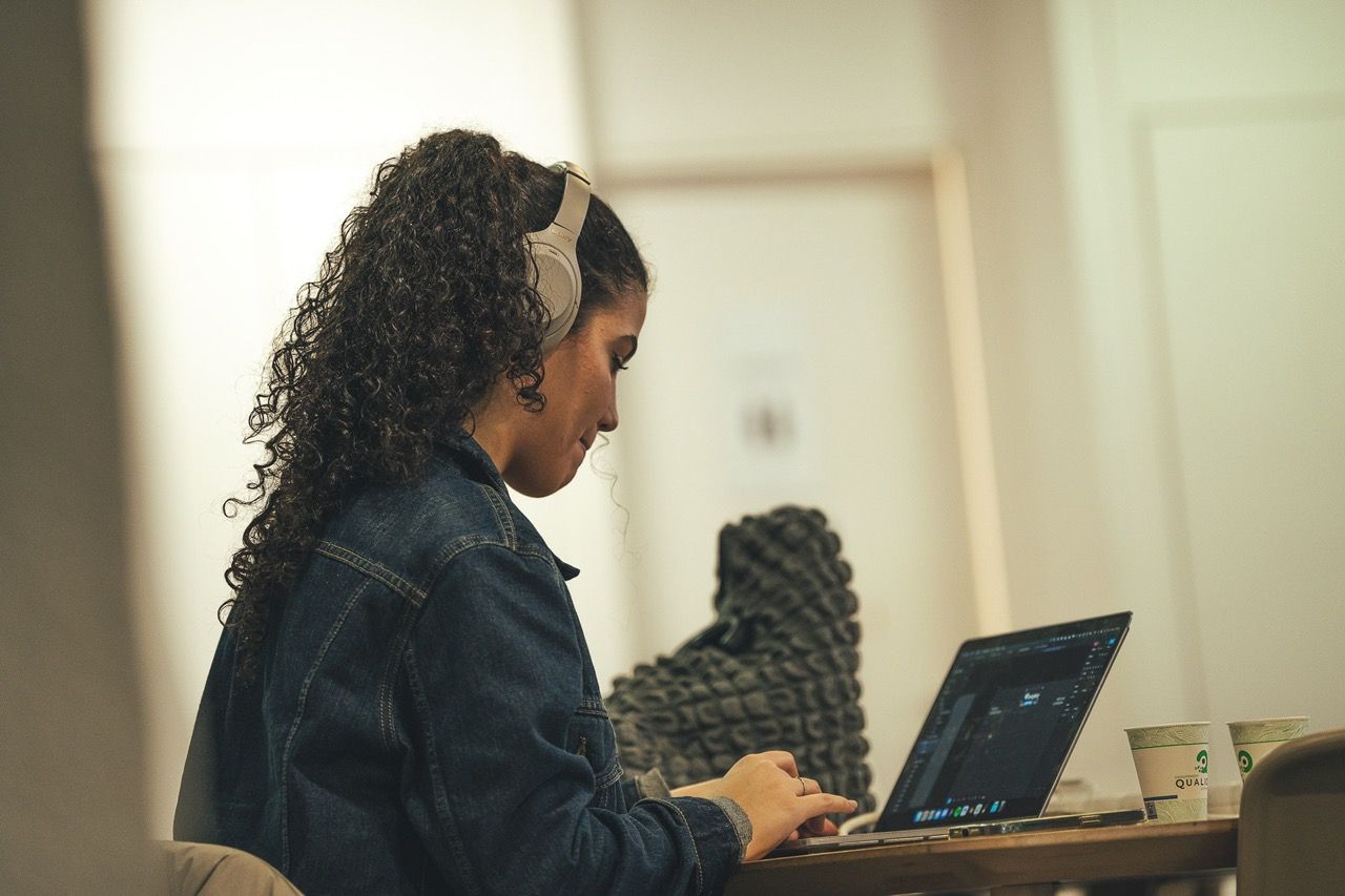 Étudiante concentrée travaillant sur son ordinateur