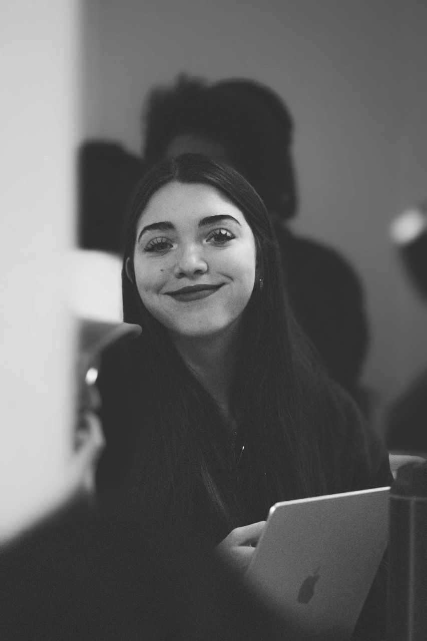 Étudiante souriante dans un cadre étudiant, portrait vertical