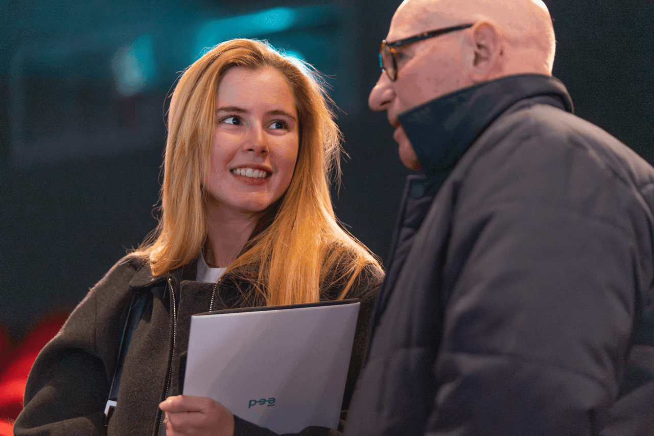 Parent et enfant discutant ensemble