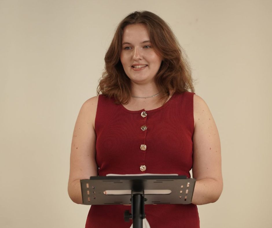 Étudiant prenant la parole en classe