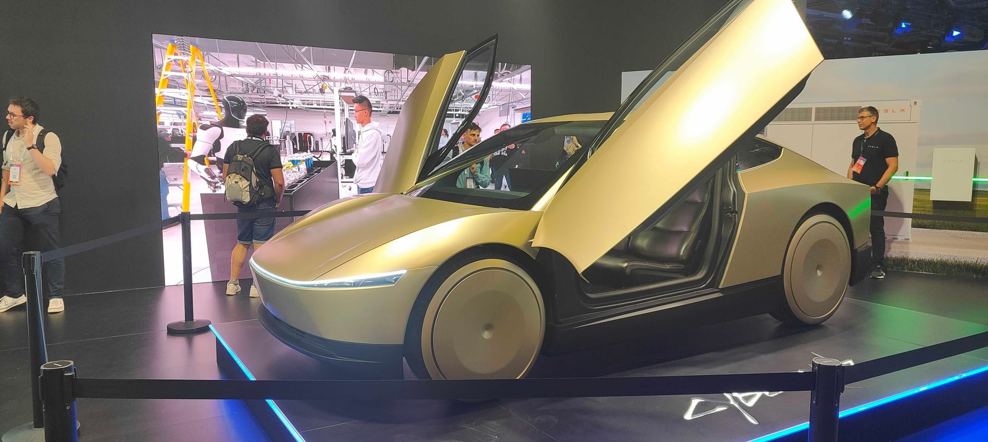 Voiture futuriste exposée à Vivatech, salon de l'innovation technologique et de l'intelligence artificielle