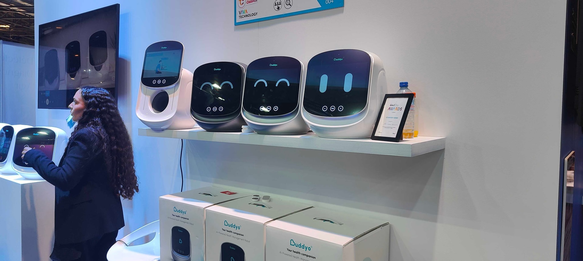 Installation artistique futuriste présentée lors d'un salon d'innovation sur l'intelligence artificielle