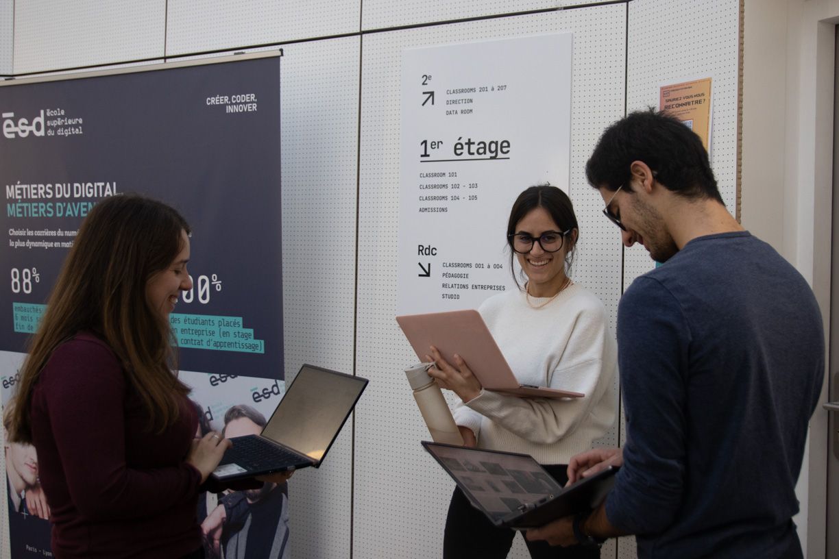 étudiants couloir ESD