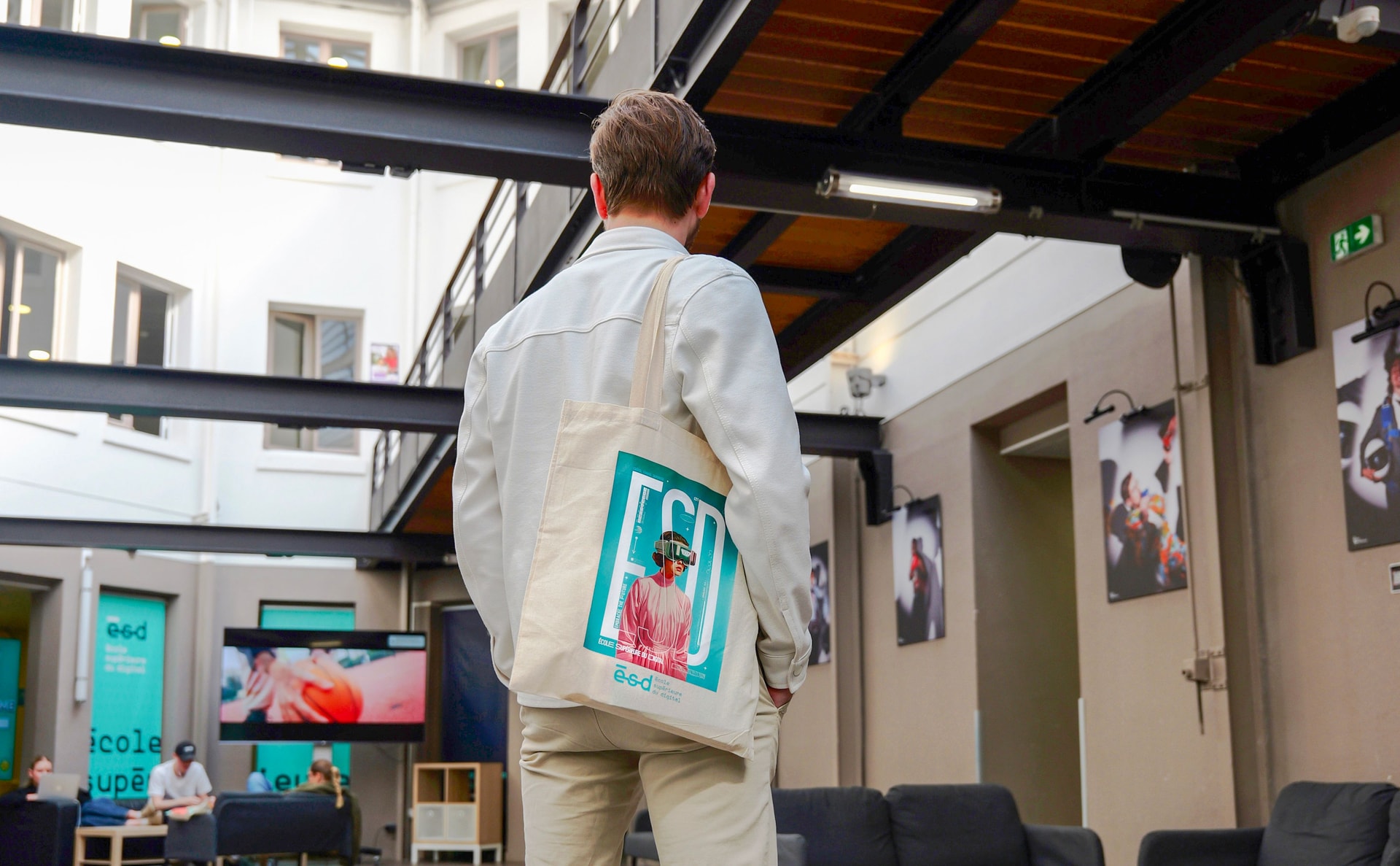 Antoine regarde l'horizon ESD