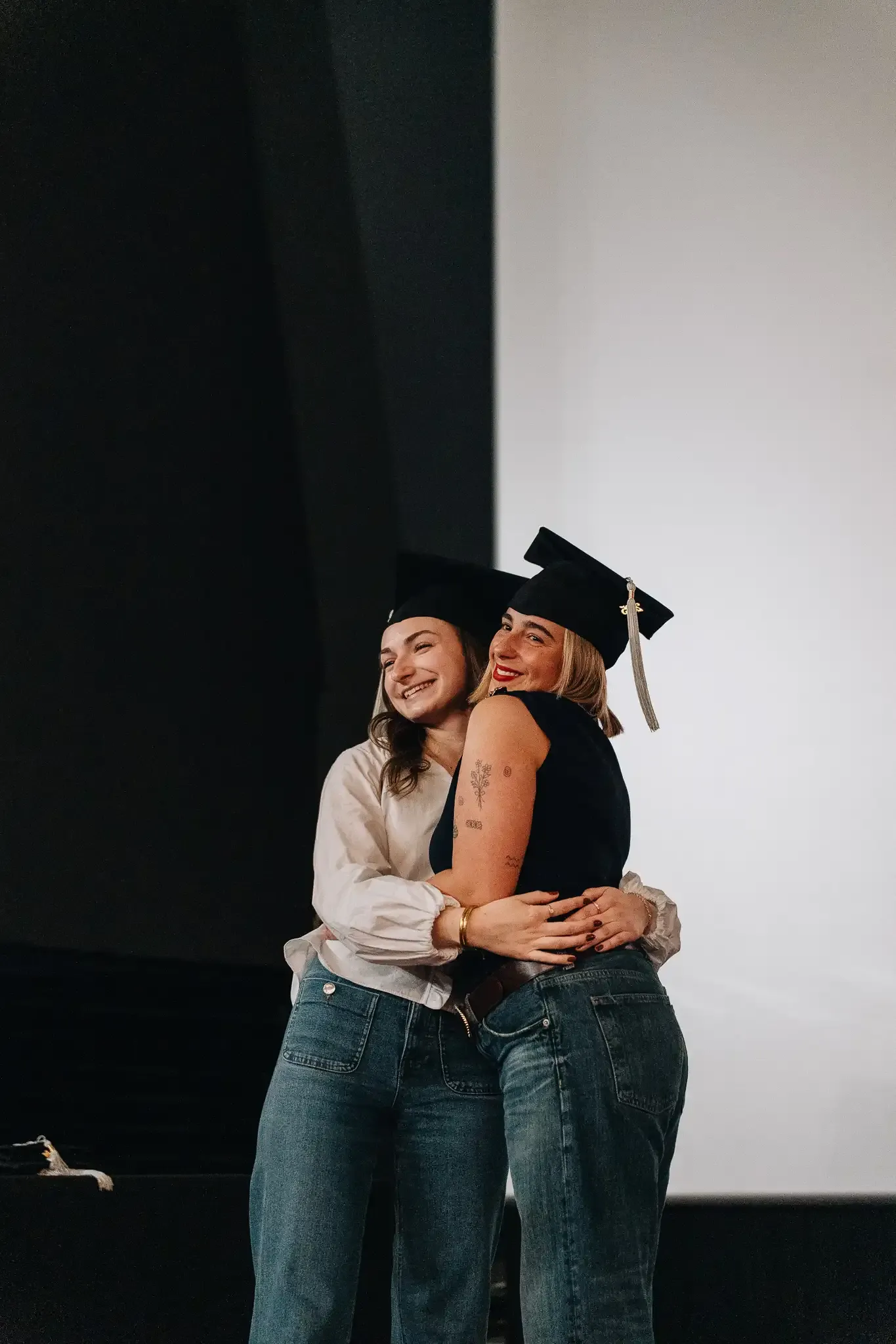 Deux étudiants diplômés