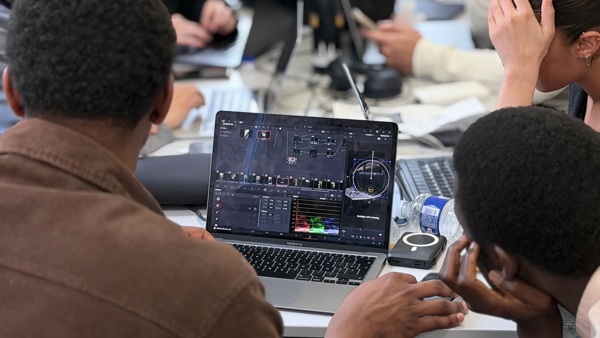 De étudiants de l'esd qui travaillent en classe sur des logiciels pro.