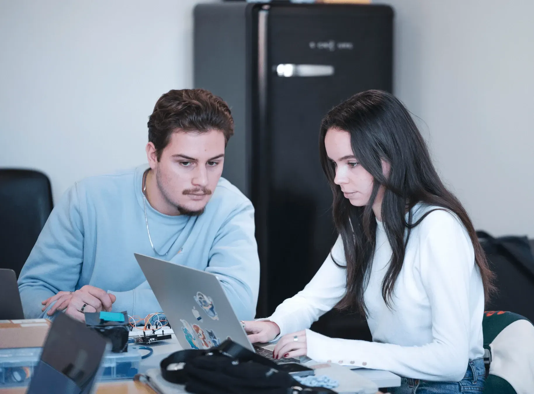 Étudiants travaillant sur un projet no-code sur ordinateur portable