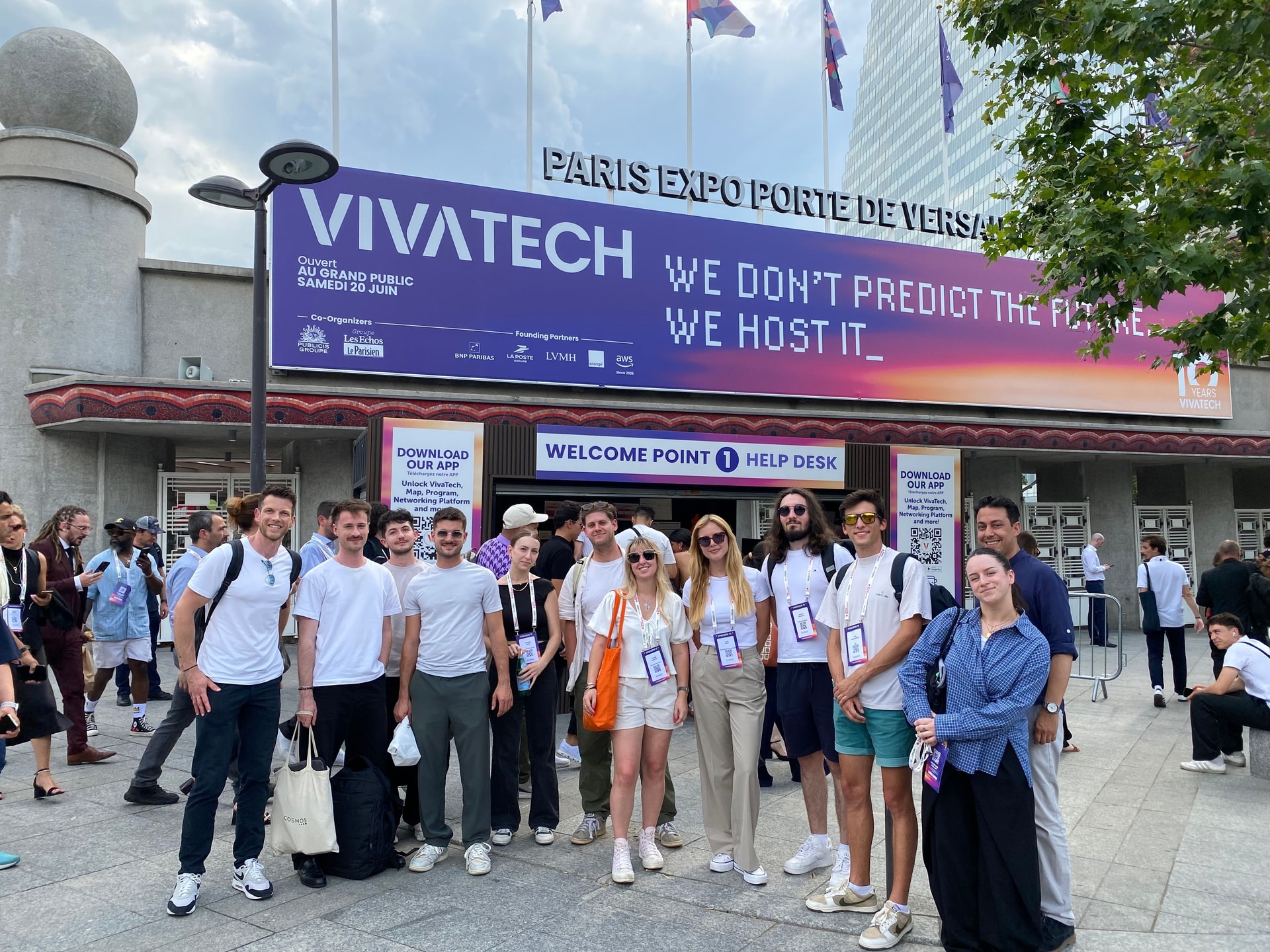 Les étudiants de l'esd Bordeaux devant l'entrée de Viva Tech 2026