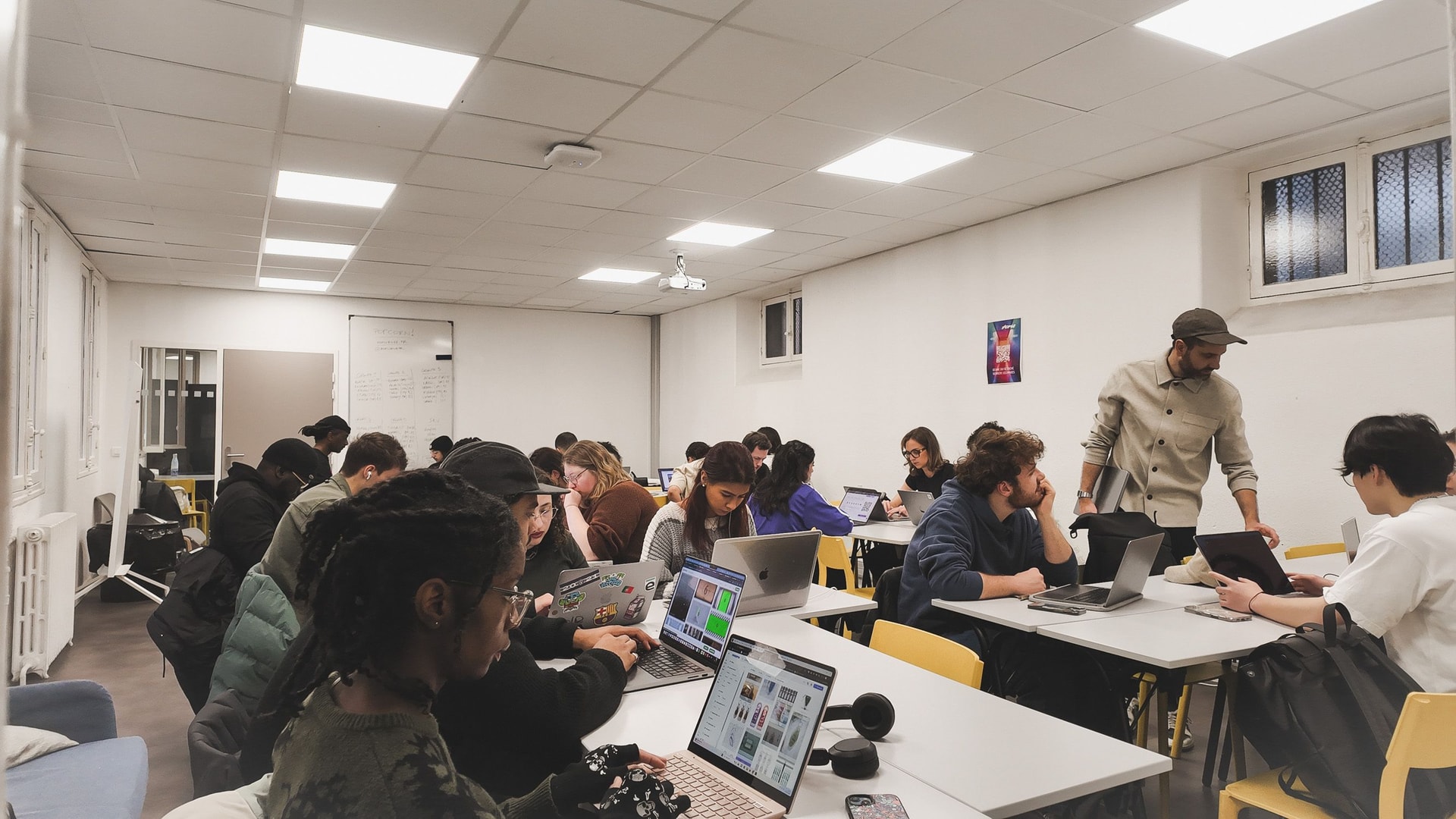 Groupe d'étudiants travaillant ensemble