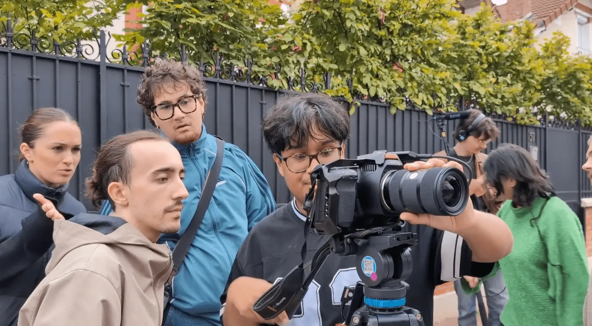 Étudiants réalisant un tournage vidéo à Paris autour d’une caméra professionnelle
